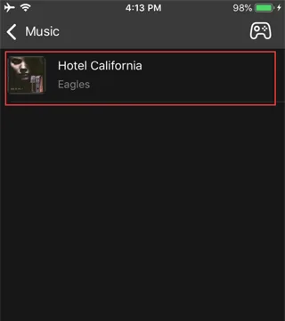 Nedlastet musikk vist i Enjox Remote-appen på iPhone (trinn 7)